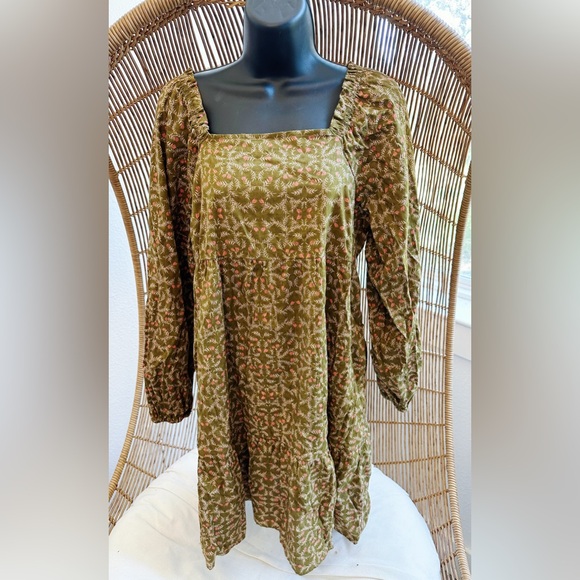 Universal Thread green Floral Balloon
Sleeve Shift Dress Size Medium - Picture 1 of 13